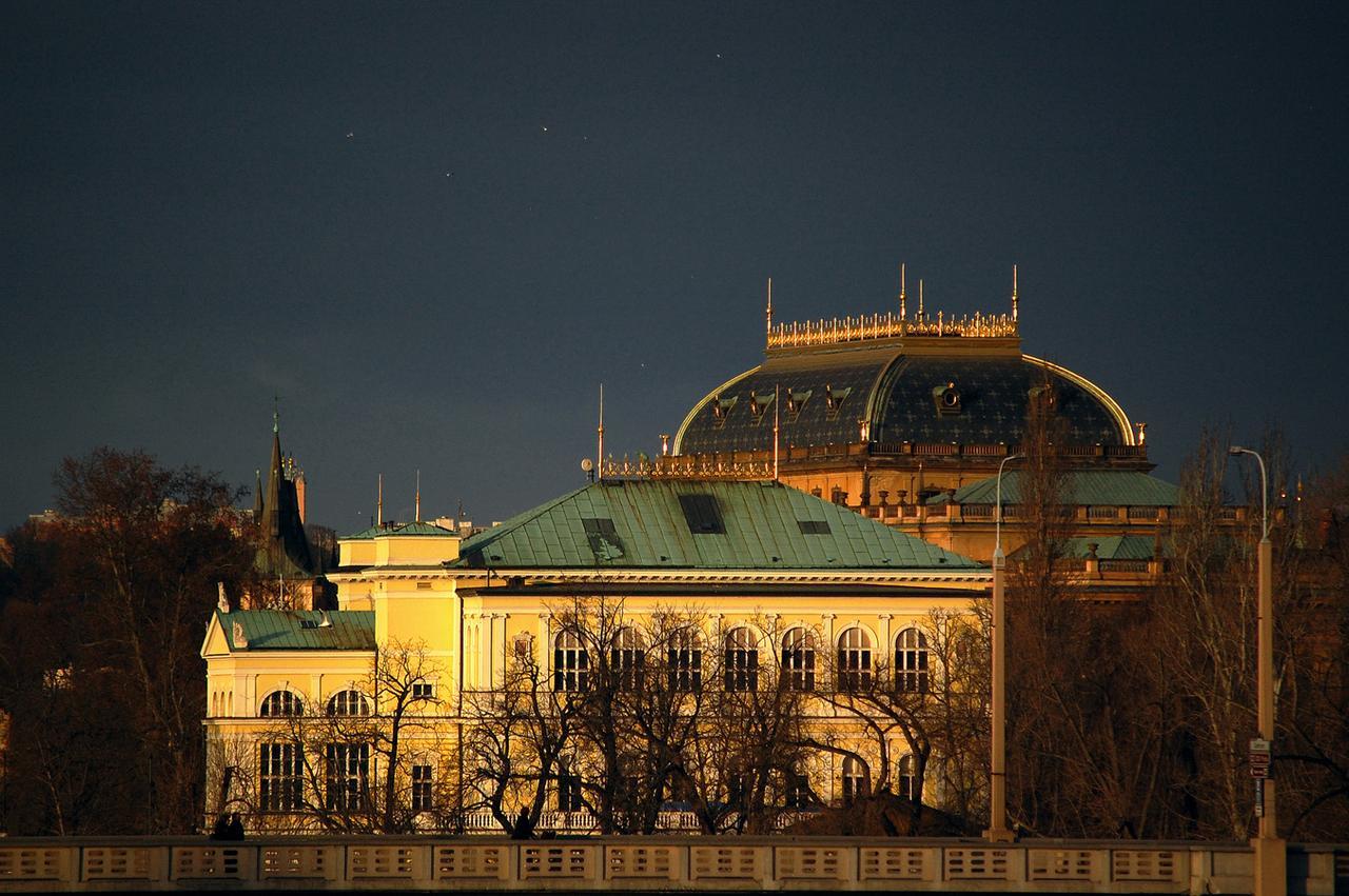 Meran Praha Bagian luar foto